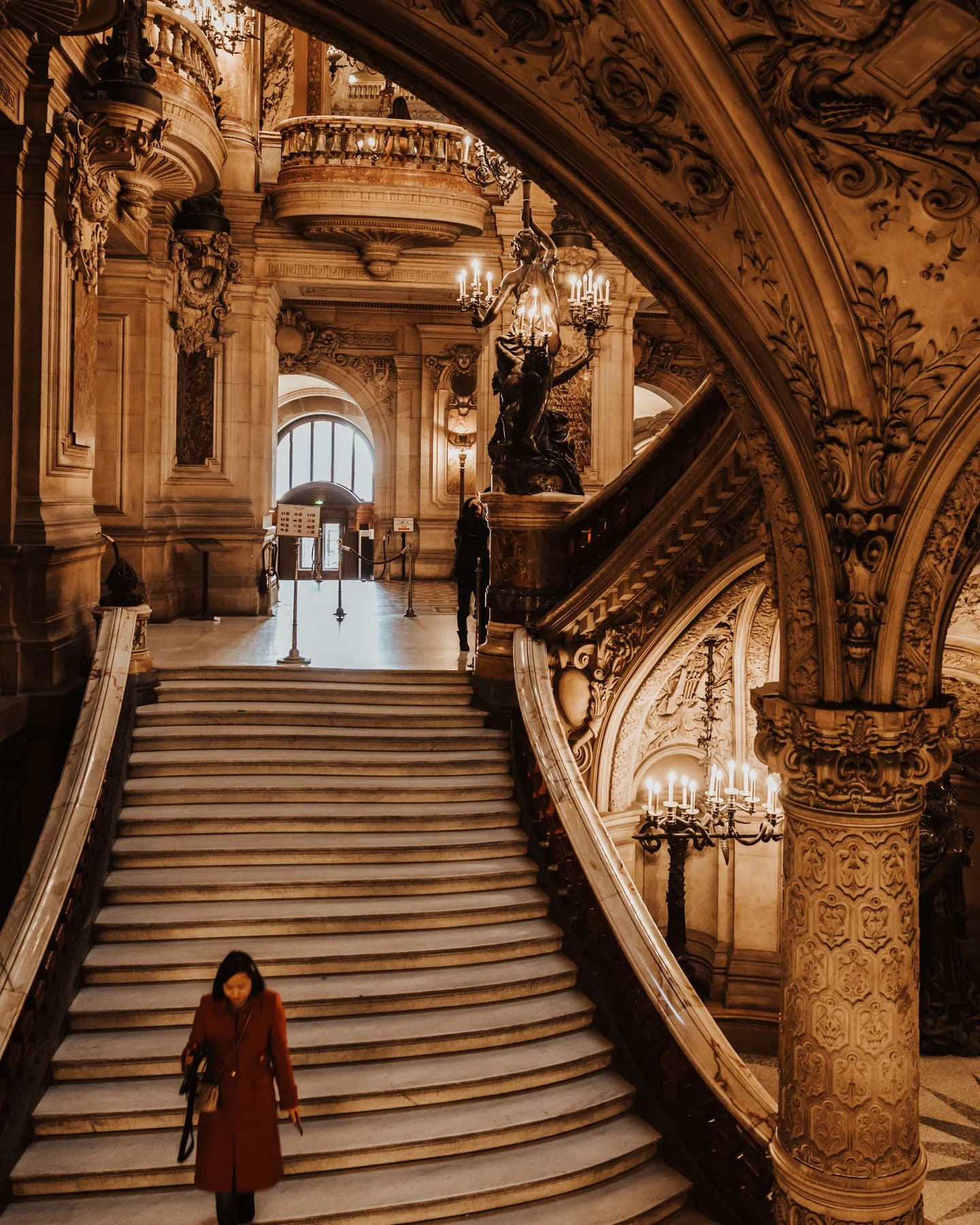 Große Treppe des Palais Garnier in Paris