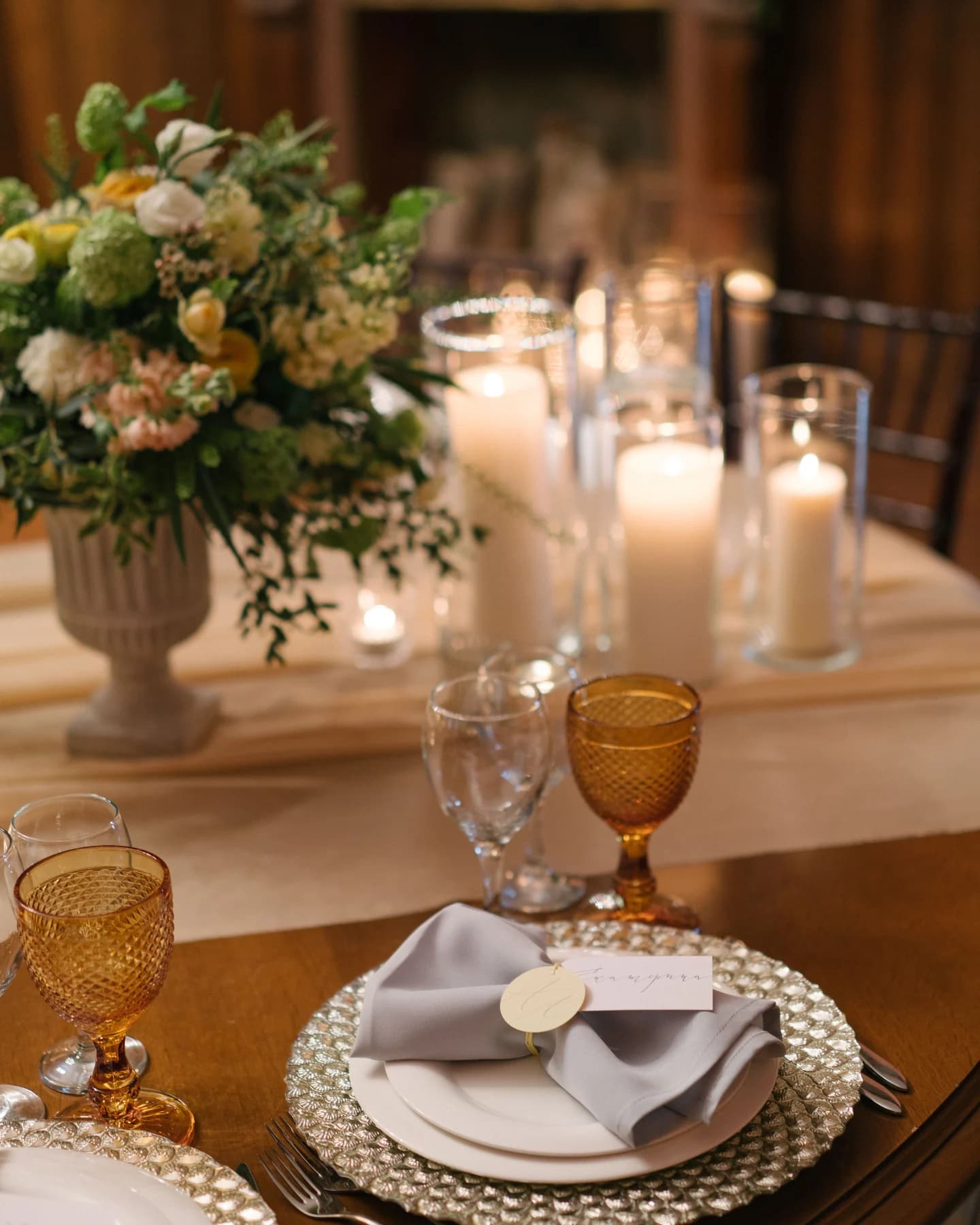Tafel met linnen, bloemen en kaarsen