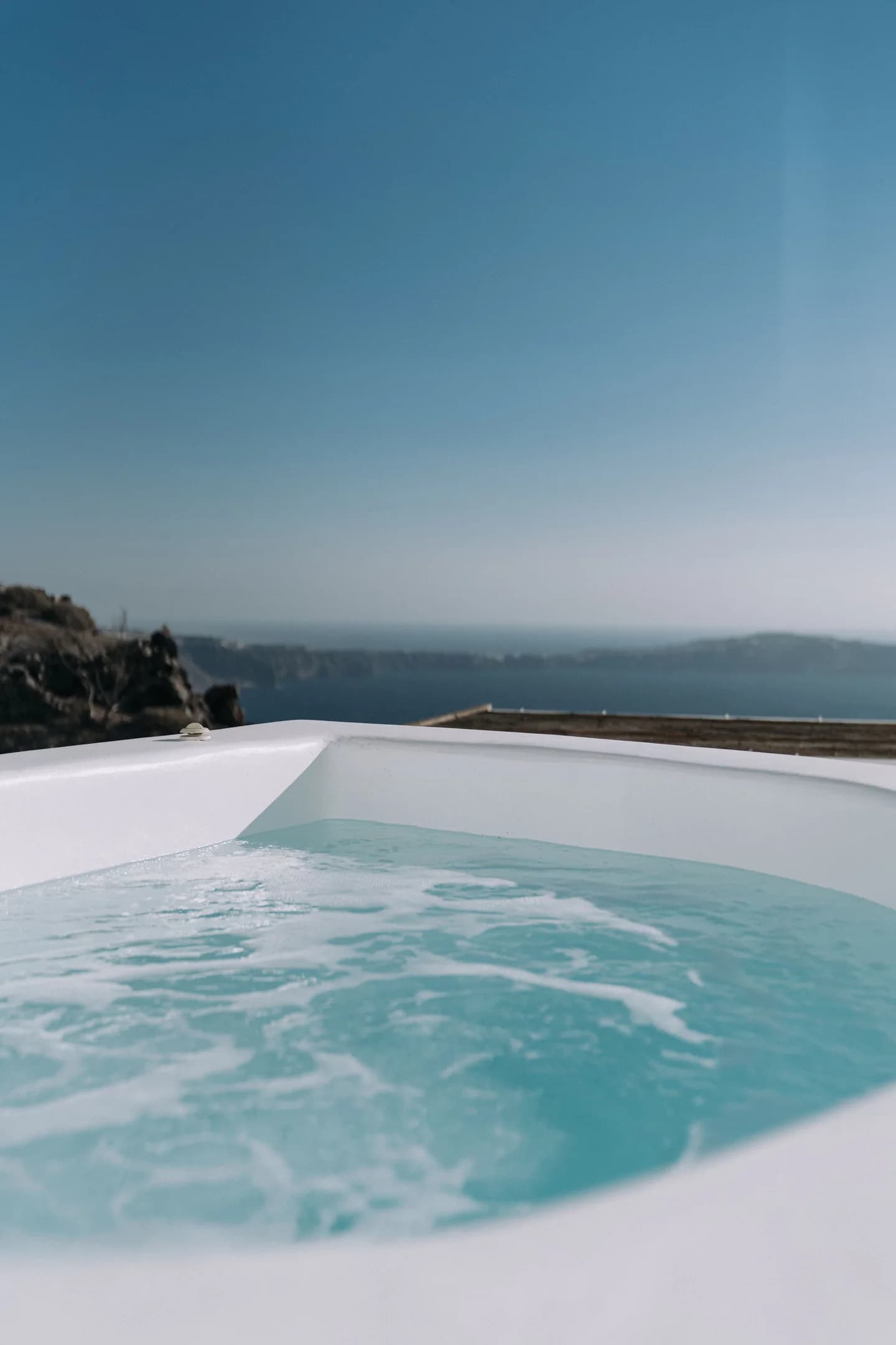 Bassin blanc et horizon marin