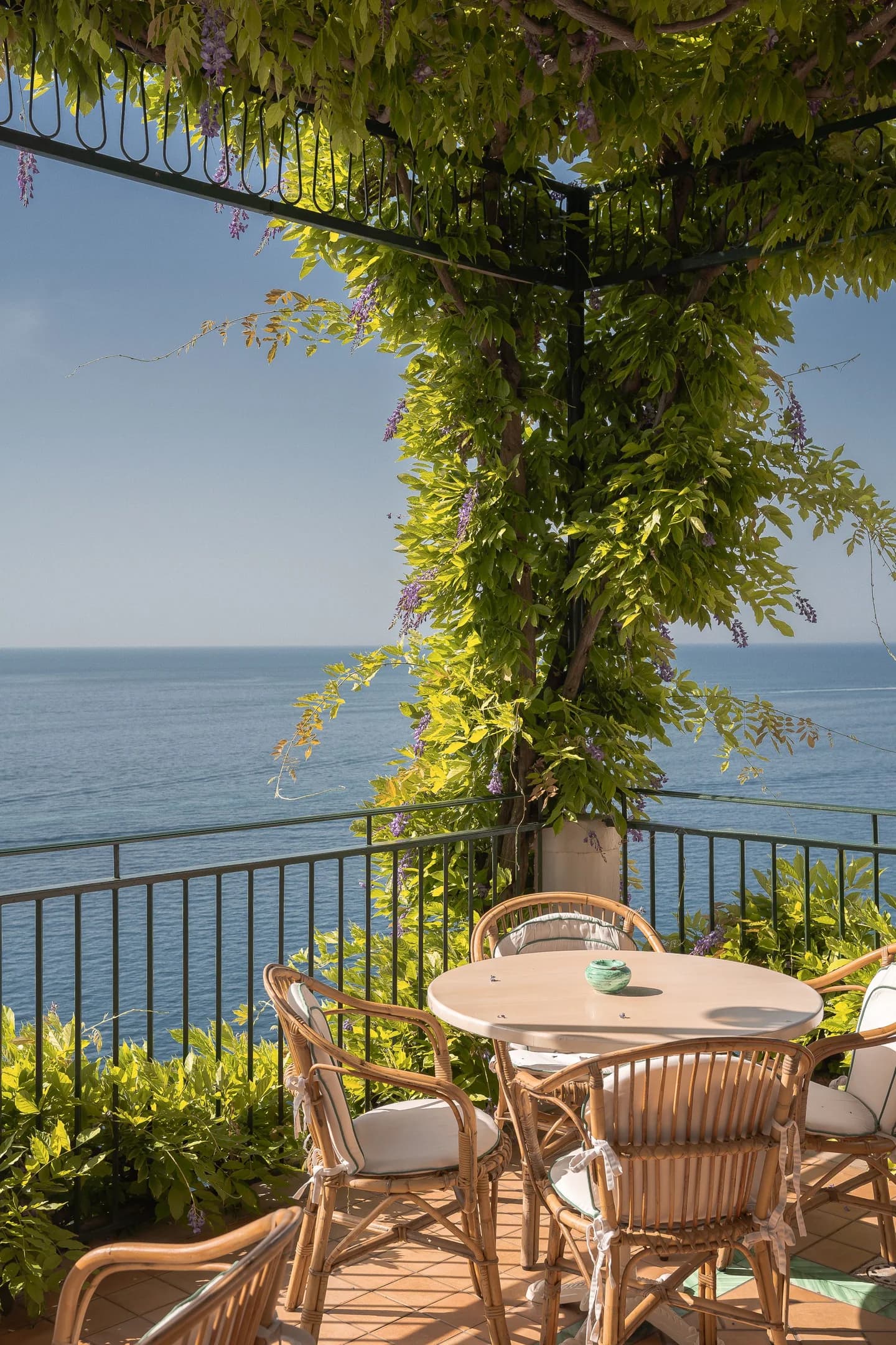 Terrassentisch unter einer Pergola in Positano, Italien