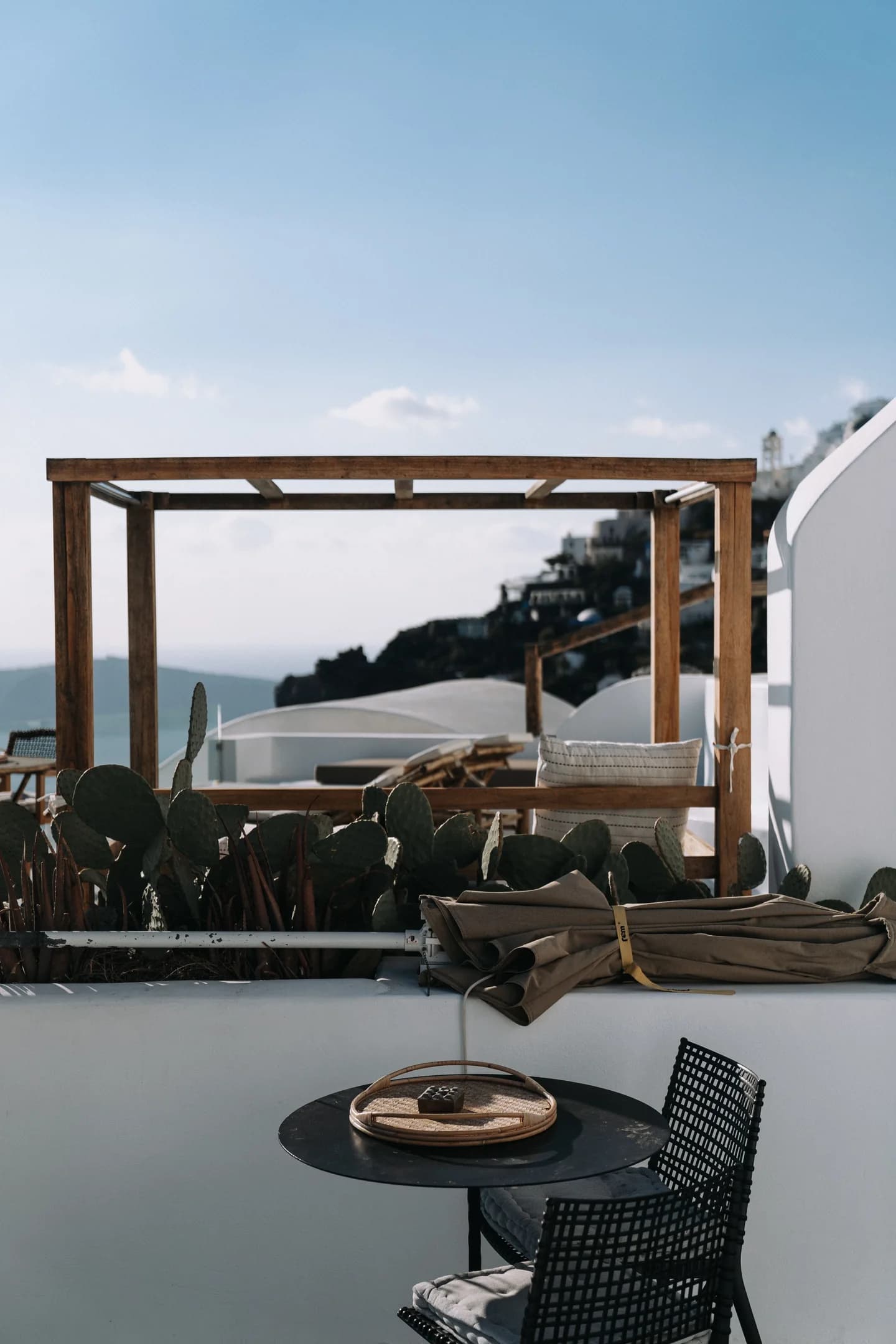 Weiße Terrasse und Pergola in Santorini, Griechenland
