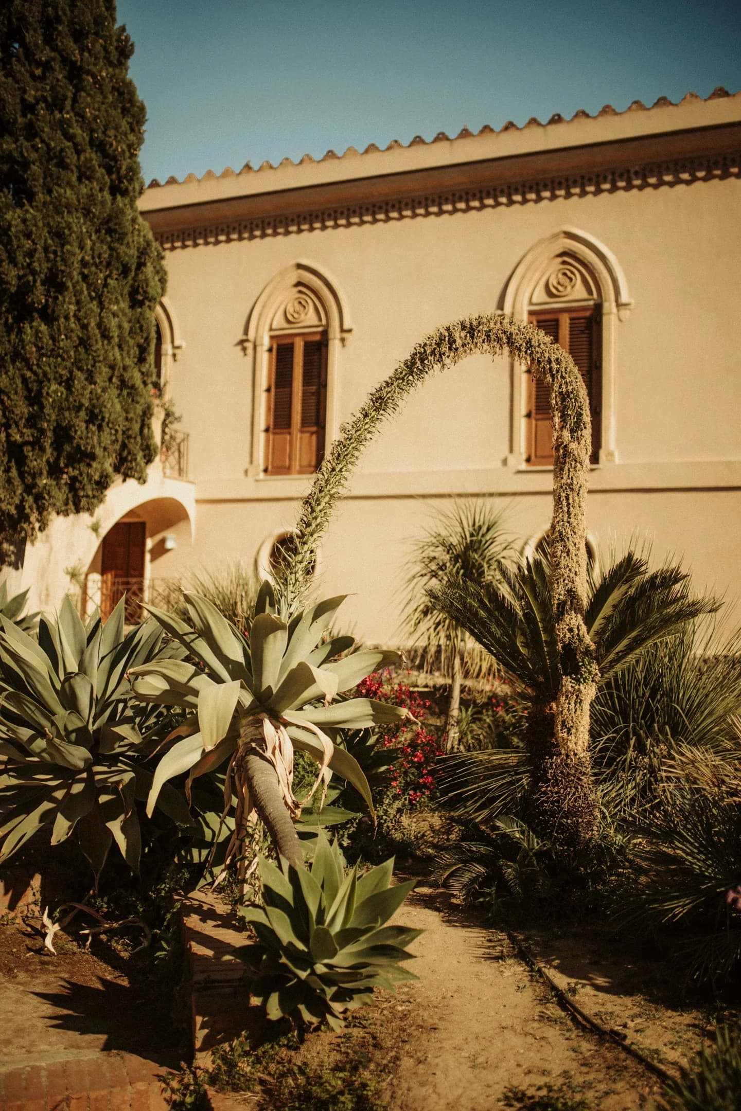 Tuin en plant boog voor een Italiaanse villa