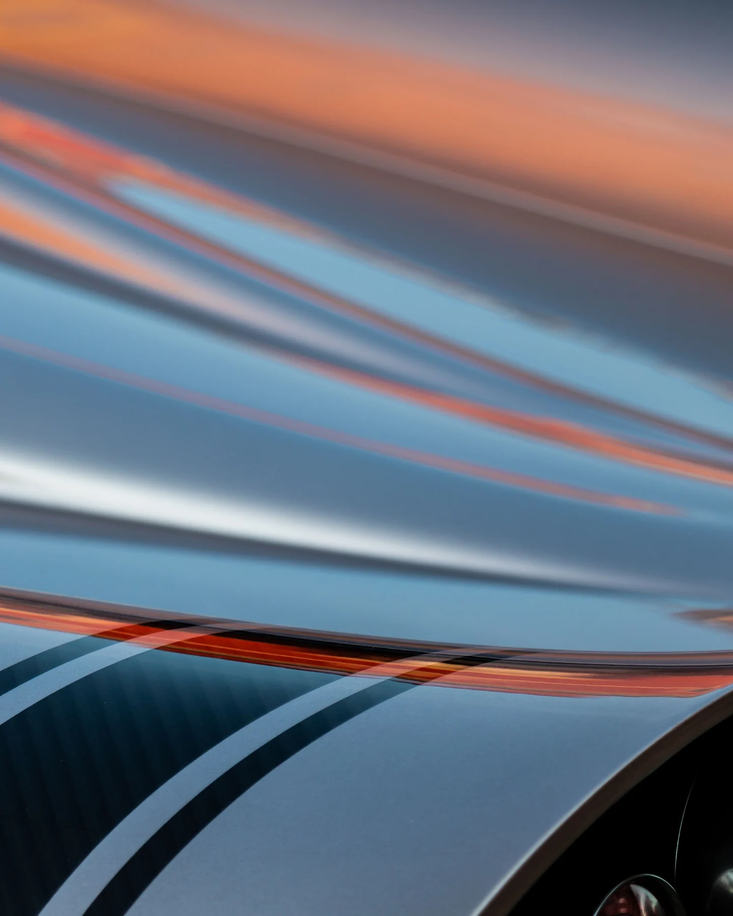 Orange Reflexionen auf Kurven der Karosserie