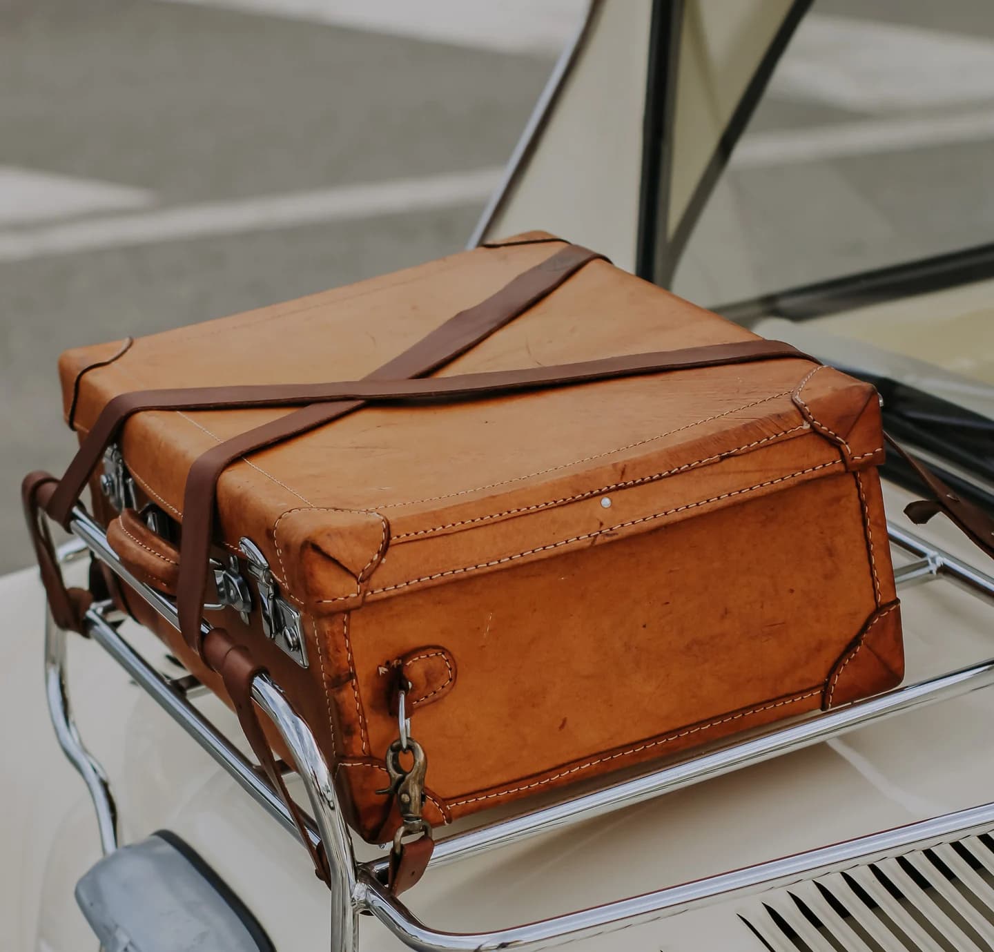 Valise en cuir sur le porte-bagages d’une voiture ancienne