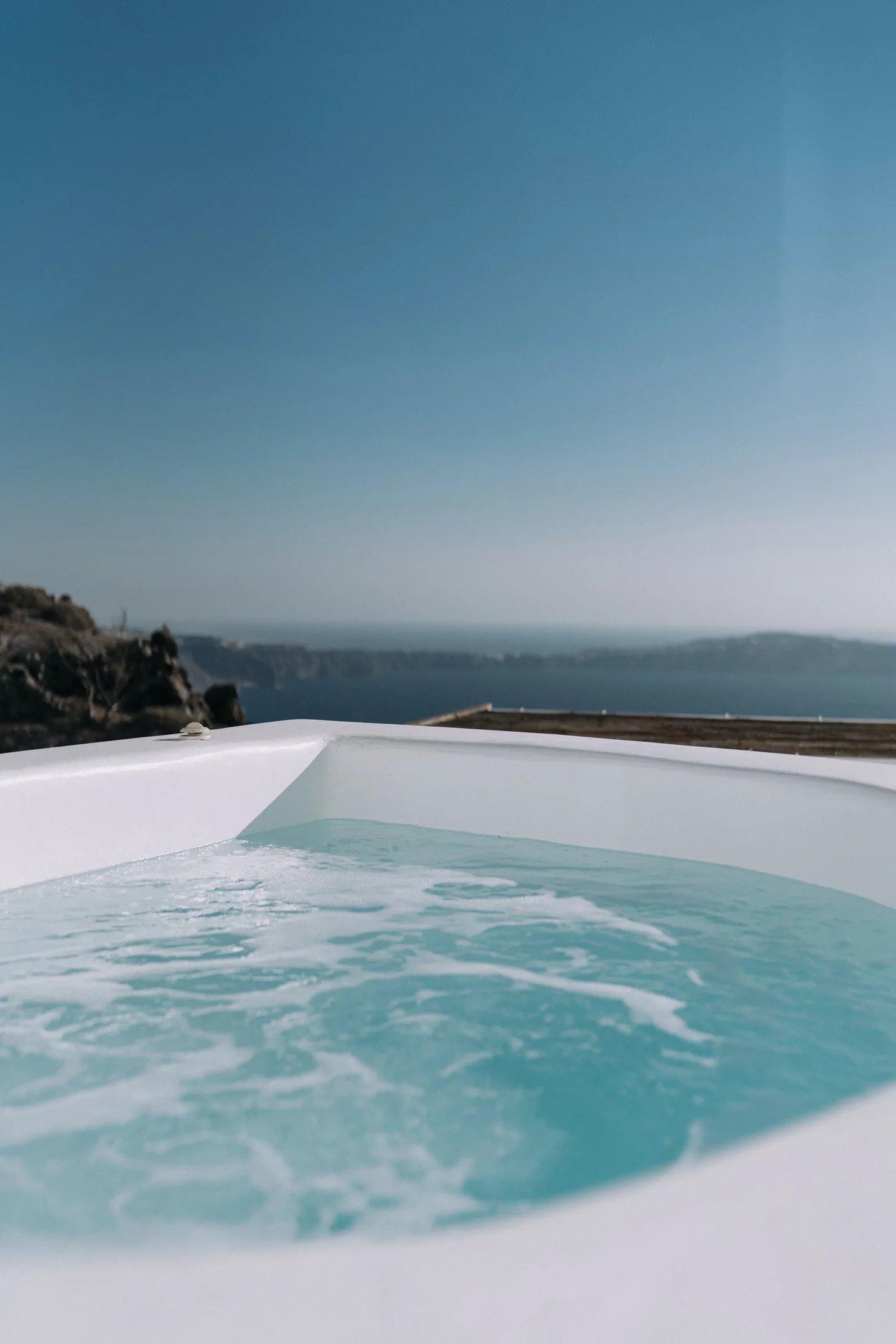 Bassin blanc et horizon marin