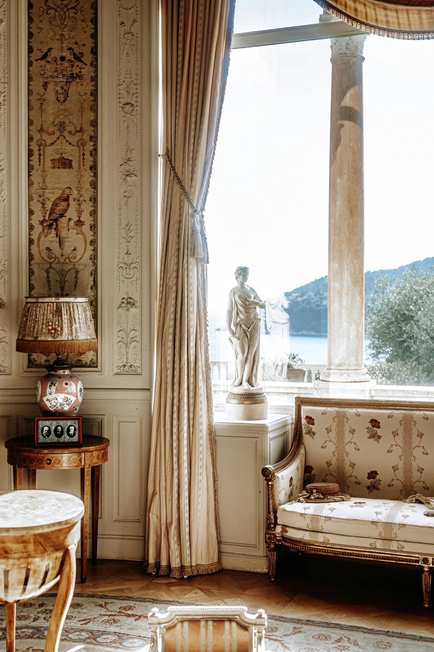 Salon de la Villa Ephrussi de Rothschild ouvert sur la mer