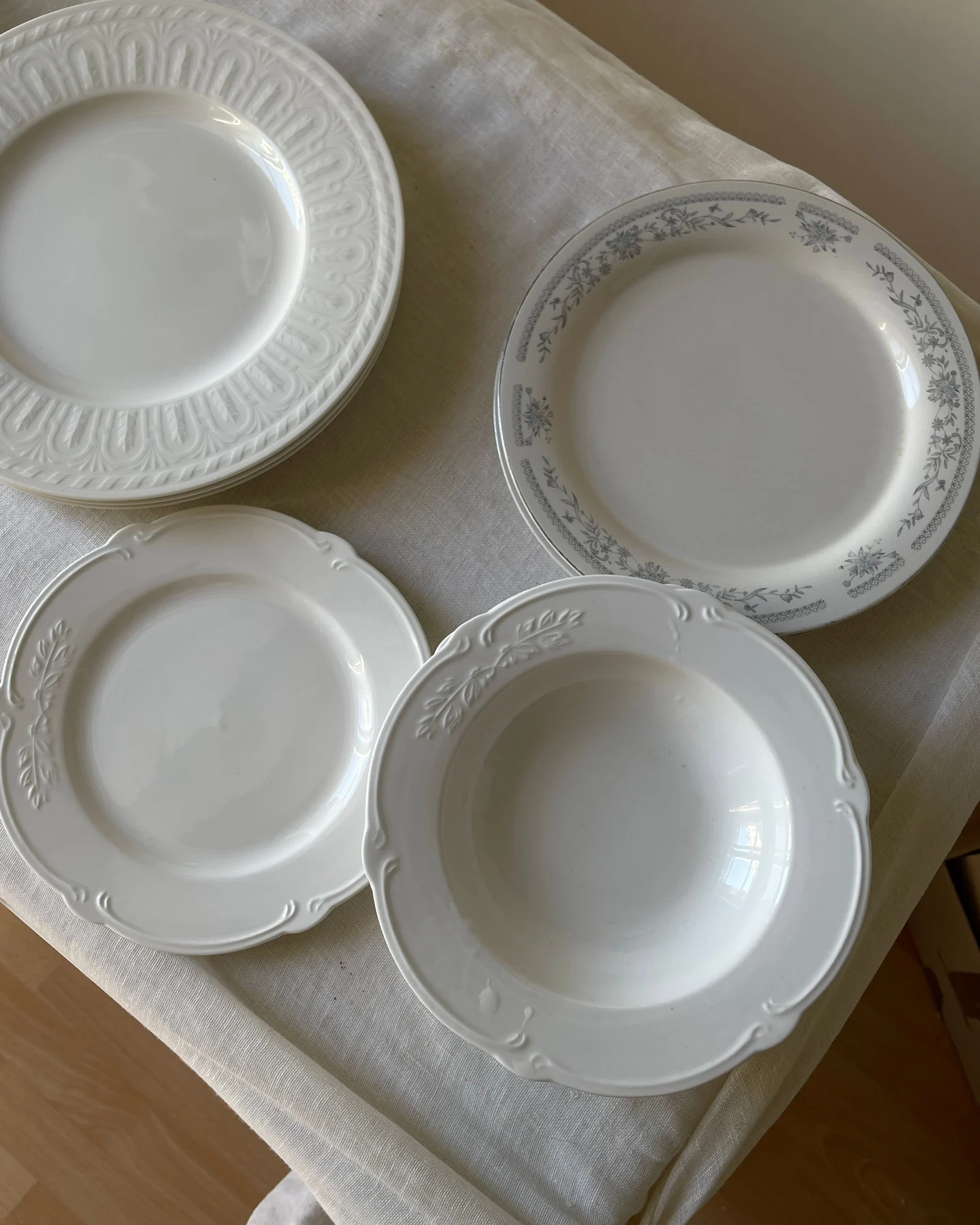 Assiettes en porcelaine blanche sur une nappe