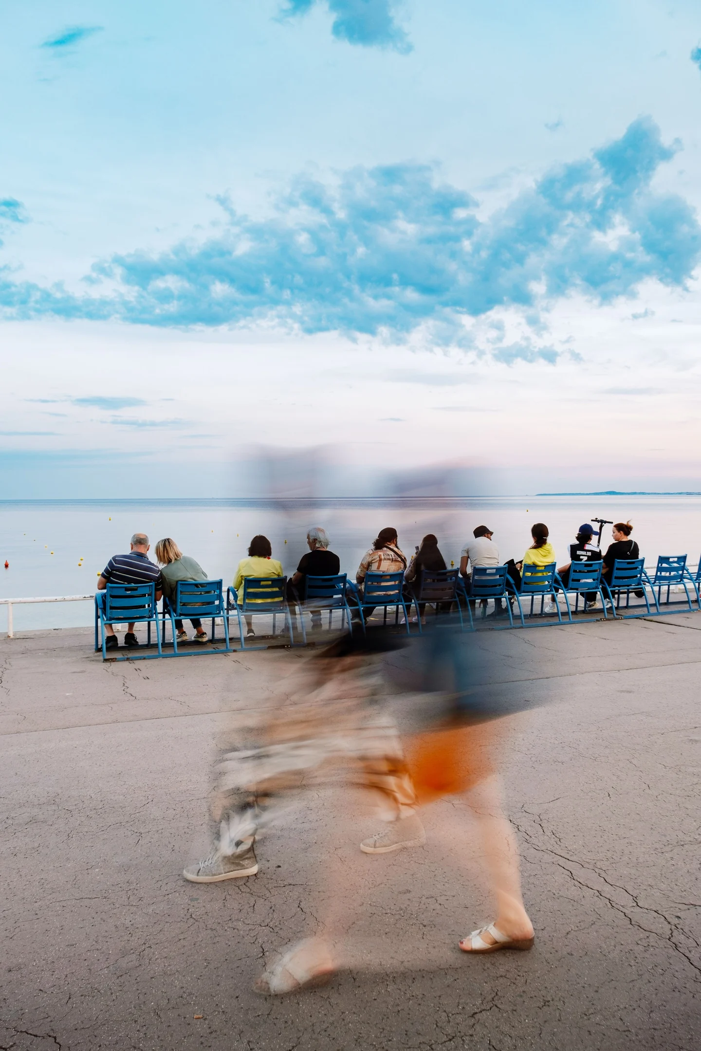Chaises bleues face à la mer sur la Promenade des Anglais à Nice